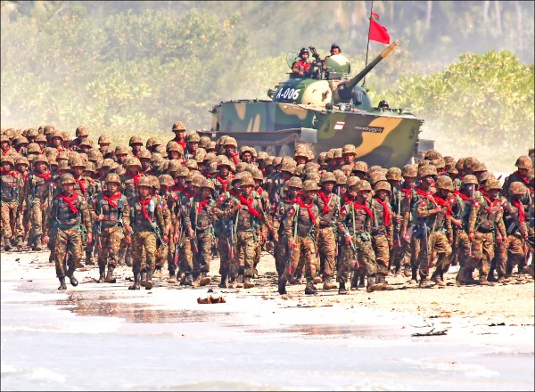 緬甸二日舉行自一九九七年以來規模最大的聯合軍事演習，該演習為期兩天，圖為陸軍部隊與坦克三日開拔前進，準備聆聽緬甸武裝部隊總司令敏昂萊的演說。（歐新社）