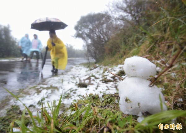 民眾上山賞雪。（記者張嘉明攝）