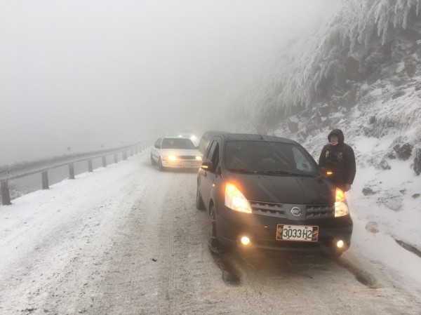 合歡山今天持續降雪，上山賞雪遊客不斷，縱使車輛加掛雪鏈，在上下坡路段仍會打滑。（圖：仁愛分局提供）