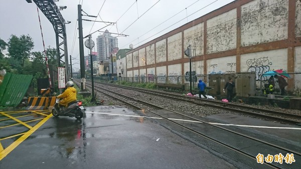 平鎮區平交道發生死亡事故，致鐵路交通逾5000旅客受影響。（記者周敏鴻攝）