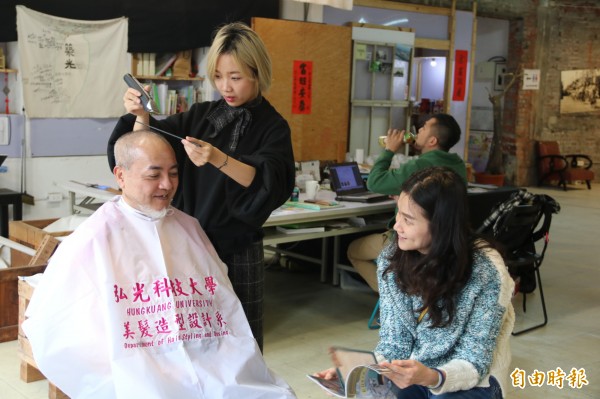 弘光科大美髮系師生為街友義剪。(記者張軒哲攝) 弘光科大美髮系師生為街友義剪。(記者張軒哲攝)