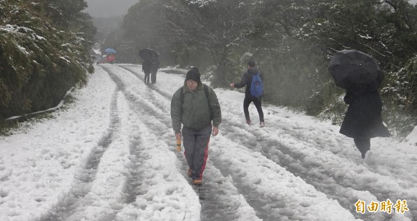 陽明山降雪，多處道路積雪或結冰，台北市交通局祭出交通管制措施。（記者劉信德攝）