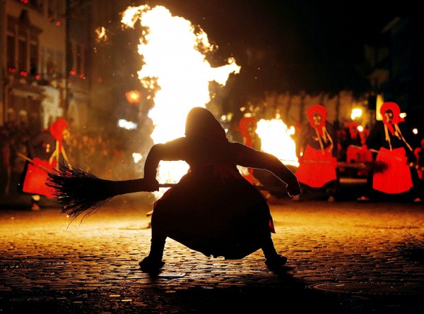 德國巫婆嘉年華「Witches' Dance」，一名18歲被抬到裝滿熱水的大鍋上，雙腿不知為何竟掉進鍋裡，重傷送醫搶救。（美聯社）