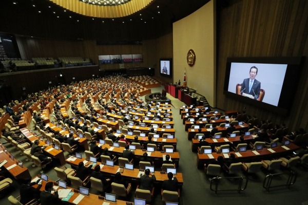 南韓國會情報委員會幹事、共同民主黨議員金炳基今日聽取國家情報院工作報告時指出，北韓自去年開始，偷走南韓數十億韓元的加密貨幣。圖為南韓國會內部。（歐新社）