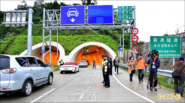 蘇花改蘇澳到東澳段，昨下午四點正式通車後，許多車輛上路體驗新路。
（記者張議晨攝），