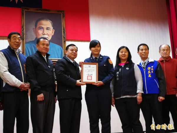 桃園市議長邱奕勝至市府警局慰勞員警。（記者許倬勛攝）