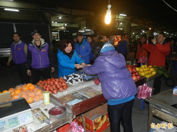 基隆市議長宋瑋莉（中）今天上午到基隆果菜市場拜早年，有攤商私下耳語問說：「真的有要選嗎？」未料一語成讖。（記者林欣漢攝）