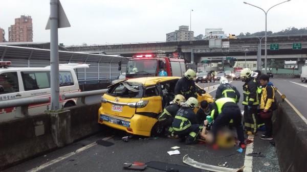 計程車自撞中安大橋分隔島，後座駕駛弟弟飛出車外死亡。（記者陳薏云翻攝）