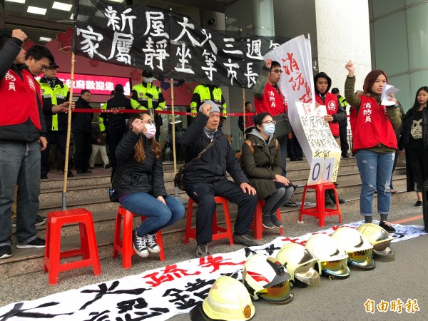 消防員權益促進會與殉職消防員家屬到市府抗議，要市長鄭文燦出面。（記者陳昀攝）