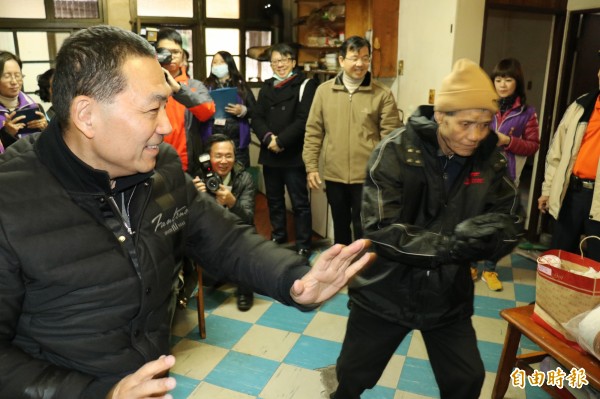 新北市副市長侯友宜探視樹林區獨老，並且一同打太極拳。（記者邱書昱攝）