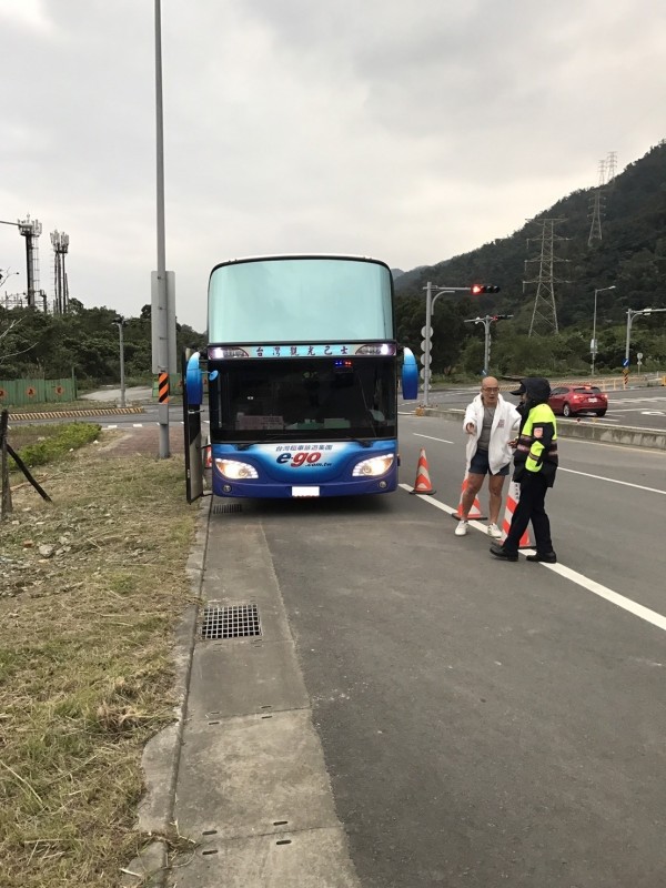 今天上午10點左右，一輛大客車從蘇花改蘇澳端闖入，遭警方在東澳端攔截告發。（記者張議晨翻攝）