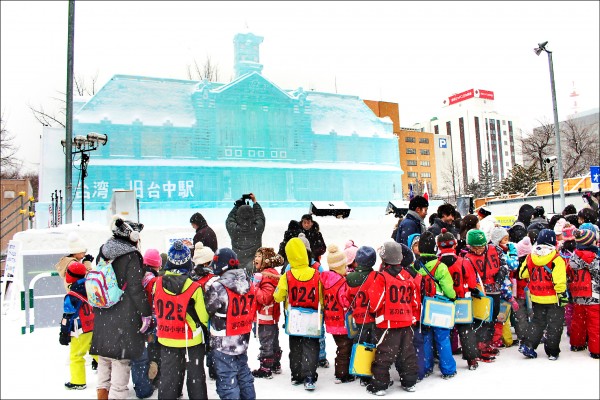 北海道第69屆札幌雪祭，展示以台灣為主題的大冰雕「台灣─舊台中火車站」，吸引許多遊客駐足拍照，還有當地小學帶著學生到現場寫生。（駐日特派員林翠儀攝）