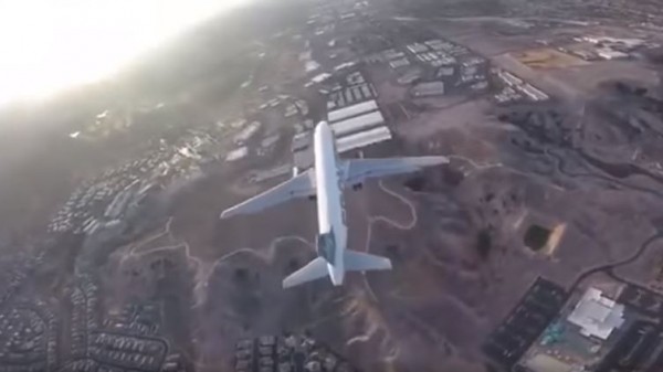 美國麥卡倫國際機場，一架空拍機竟然飛到客機上方近距離拍攝。（圖擷自「AIRLIVE net」YouTube）
