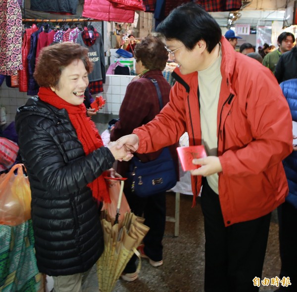 基隆市長選舉，林右昌（右）談對戰謝立功。圖為林右昌走訪市場。（資料照）