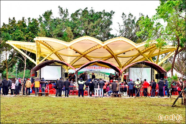 大溪勤奮公園啟用，設置象徵福氣的蝙蝠造型天幕。（記者李容萍攝）