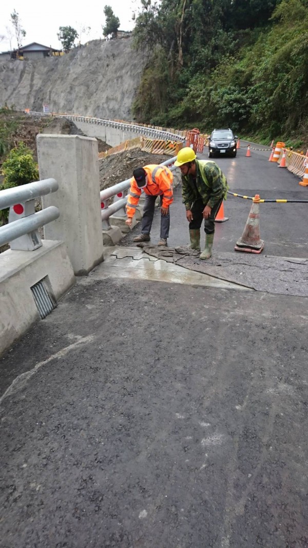 工程人員一早前往南橫公路各段巡視。（記者黃佳琳翻攝）