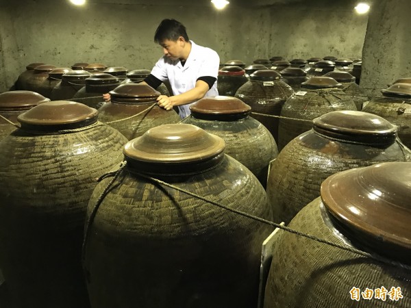 南投信義鄉農會酒莊，酒窖酒甕以繩索、保麗龍板固定，此次花蓮地震南投震度也不小，所幸酒甕皆無破損。（記者劉濱銓攝）