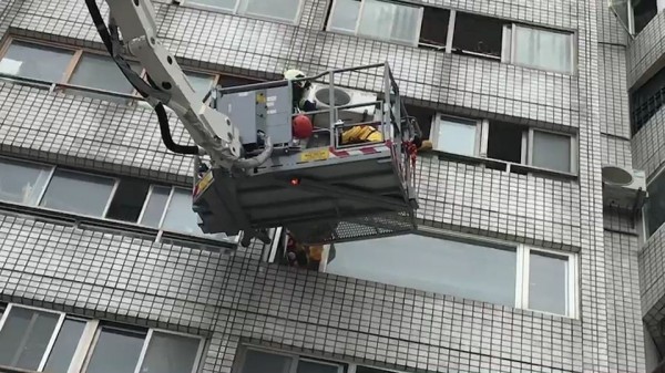 特搜人員搭乘雲梯車爬進窗戶。（記者黃旭磊翻攝）