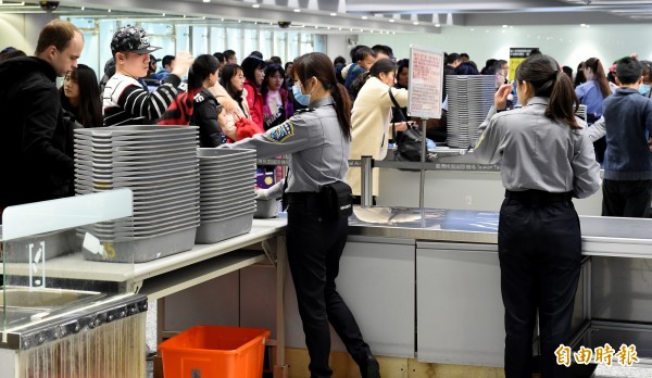 農曆春節即將來臨，為了在春節旅運高峰期間，加速桃園機場旅客通關速度，航警局將原有直線型安檢線改為L型，增加橫向平台，提供旅客預先整理隨身行李的時間。（記者朱沛雄攝）