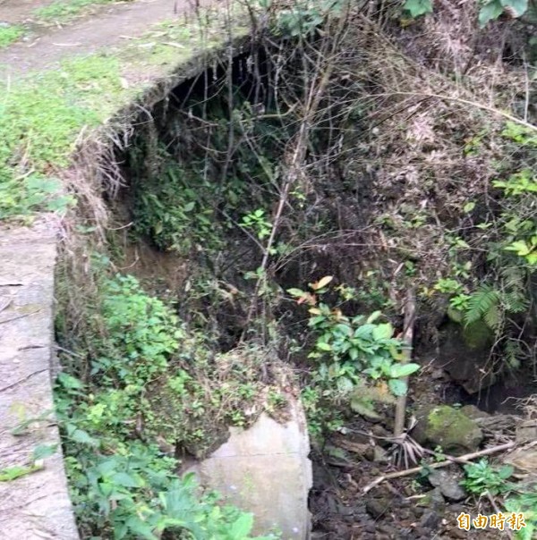 南投縣鹿谷鄉羌仔寮坑產業道路路基被淘空問題有擴大之勢，令地方民眾忐忑不安，並質疑與地震發生頻率過高有關。（記者謝介裕攝）