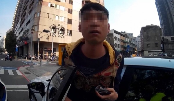 張姓男子搭坐友人車子，他開車窗遞證件給警方又急關窗，持毒露餡被警方查獲。（記者黃良傑翻攝）