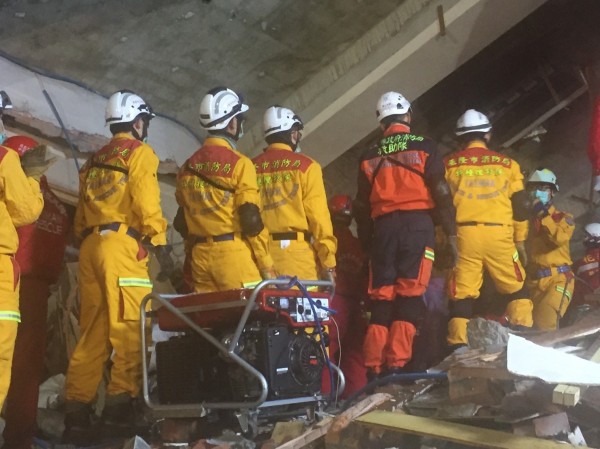 基隆市消防局特搜隊員持續以徒手搬運方式，搶救受困民眾（記者吳昇儒翻攝）