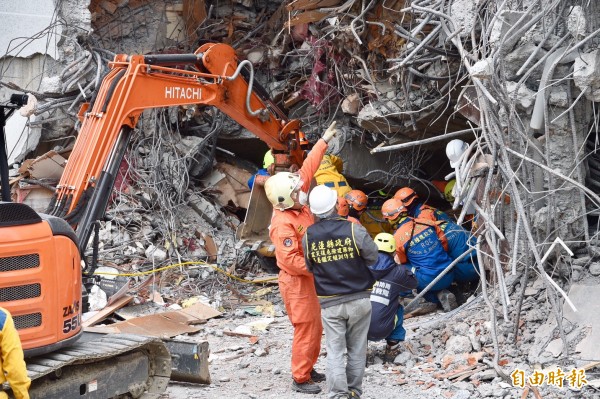 台北地檢署已指派具土木、建築專業的檢察事務官待命，隨時機動支援花蓮。圖為花蓮救援現場。（記者羅沛德攝）