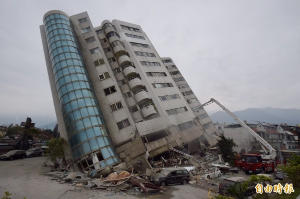 網友發現倒塌的台南維冠大樓與花蓮雲門翠堤大樓（見圖），兩者建築形式似乎有些類似，看起來就像「軟腳蝦」，專家對此看法也大致同意。（記者黃耀徵攝）