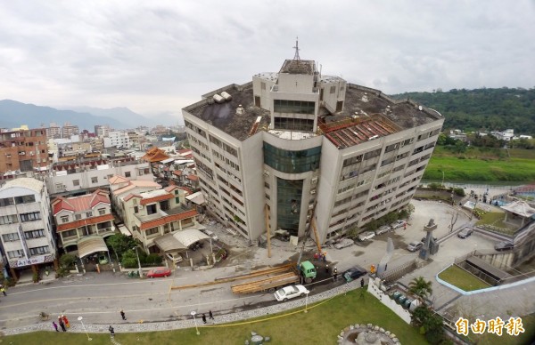 花蓮昨深夜發生規模6強震，導致多處建築倒塌。圖為雲翠大樓現場空拍。（記者羅沛德攝）