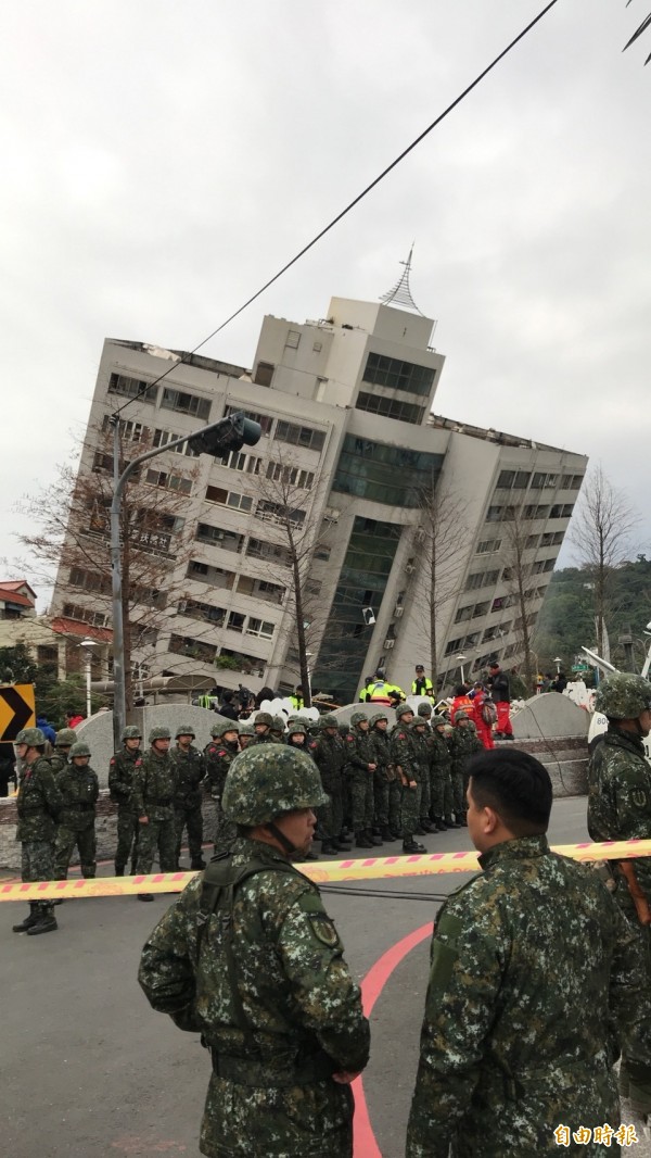 花蓮大地震造成大樓倒塌，其中雲門翠堤有倒塌之虞。（記者湯世名翻攝）