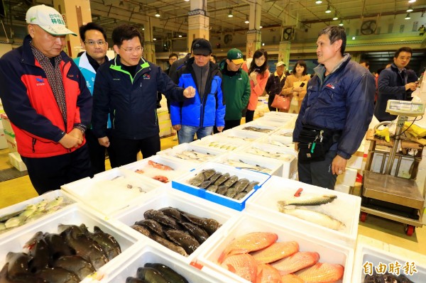 台中市長林佳龍（左三）至魚市場視察。（記者張菁雅攝）