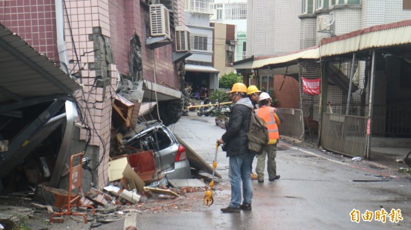 國家地震工程研究中心研究團隊到花蓮強震讓位於市區國盛六街與國民八街口的白金雙星大樓、吾居吾宿大樓的一樓停車場塌陷，進入勘查。（記者王錦義攝）