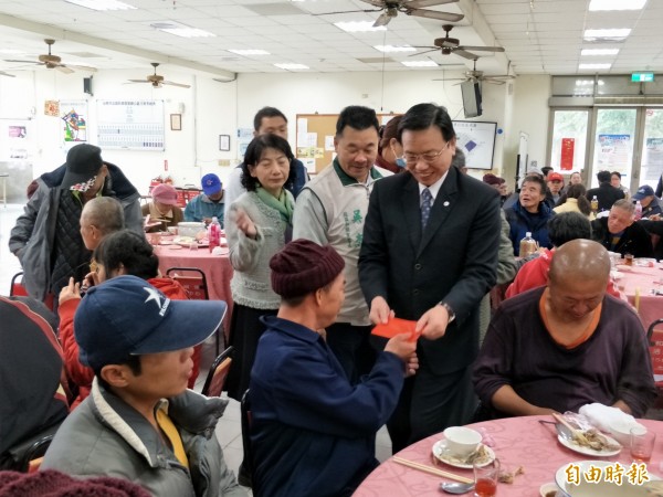 南市「街友尾牙感恩餐會」，席開10桌，共有近百位街友參加。（記者蔡文居攝）