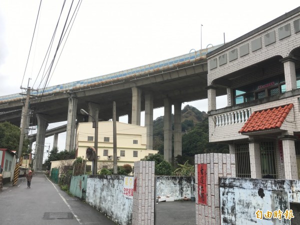 客庄地區高架橋柱林立，居民飽受伸縮縫困擾。（記者張軒哲攝）