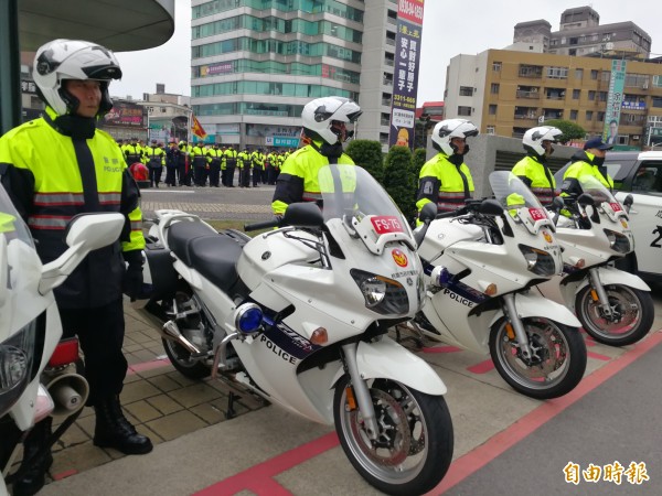 桃園市警察局投入大量警力宣示維護治安決心。（記者許倬勛攝）