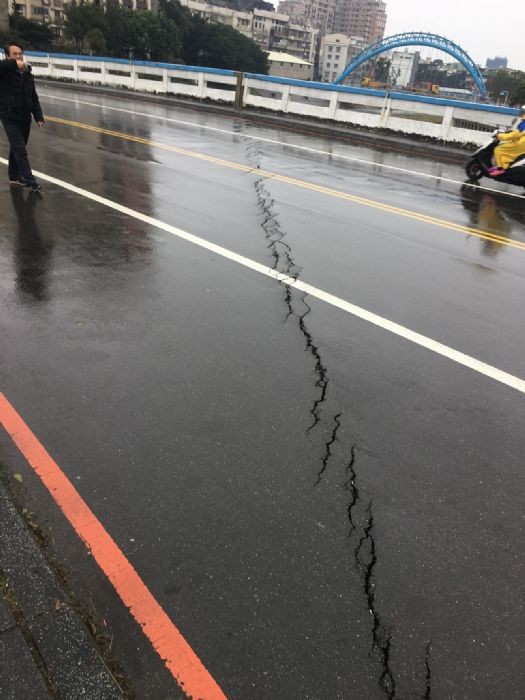 花蓮大地震後，桃園市龜山區自強橋橋面出現約10公尺長裂縫。（養工處提供）（