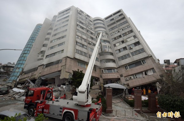 花蓮地區因規模6有感地震，造成雲門翠堤大樓倒塌。（資料照）