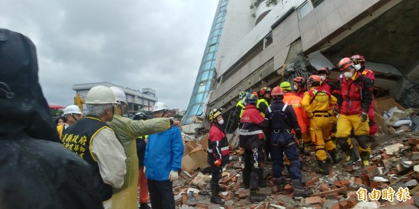 花蓮強震導致雲門翠堤大樓倒塌，8日搜救人員持續進行作業。（記者黃耀徵攝）