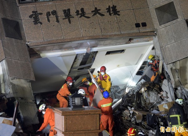 花蓮地區因規模6有感地震造成雲門翠堤大樓倒塌。（資料照）