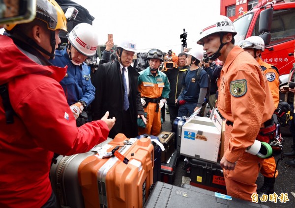 日本搜救隊攜帶探測儀器前往雲門翠堤大樓現場勘查。（記者羅沛德攝）