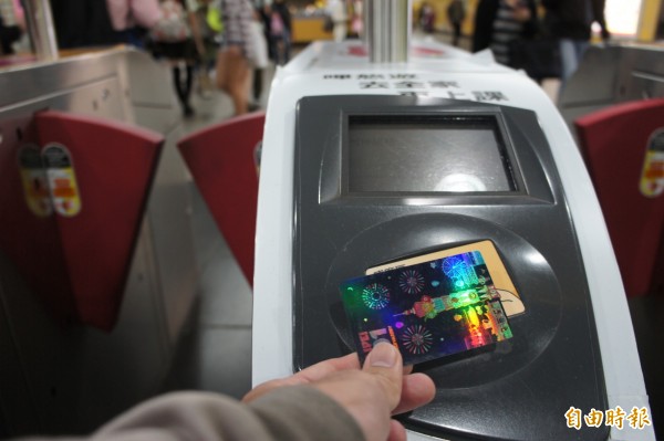 悠遊卡將於2月13日起可在高雄輕軌、捷運使用。（記者黃建豪攝）