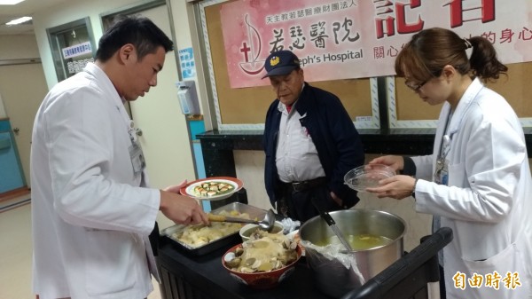 虎尾若瑟醫院營養師烹調健康養生年菜，連民眾都被吸引看得垂涎三尺。（記者廖淑玲攝）