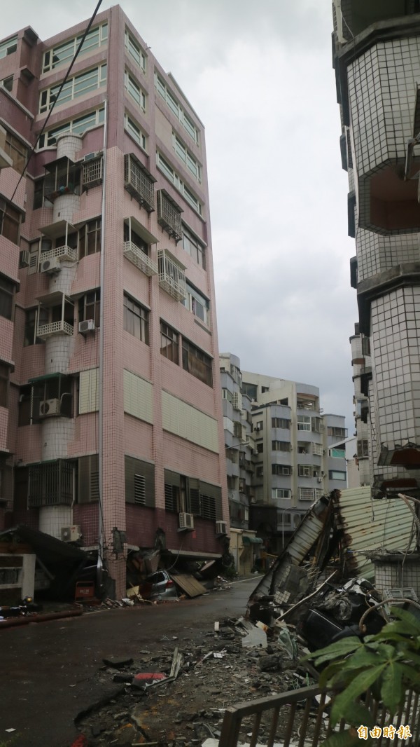 花蓮吾居吾宿一樓停車場在地震中坍塌。（資料照）