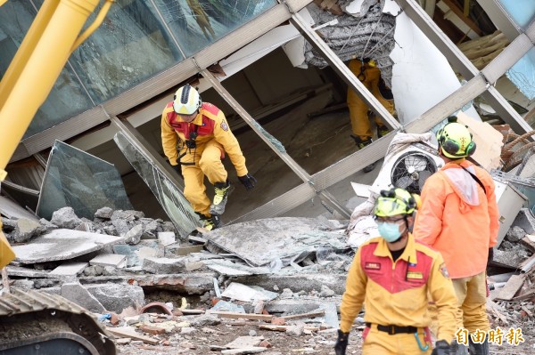 雲門翠堤大樓在這次花蓮強震中傾斜倒塌，成為最嚴重的建築物體，目前救難人員還在搶救中。（記者羅沛德攝） 