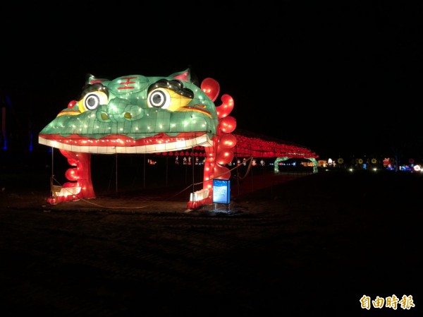 去年台灣燈會受歡迎的開口獅頭燈海隧道重現在西螺大橋高灘地。（記者黃淑莉攝）