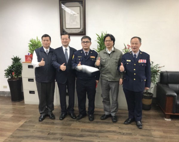 內政部長葉俊榮（右2）二度慰問新北市受傷勇警張家逢（中），恭喜他下個月將當爸爸；張家逢雙親更向部長及警政署長陳家欽請命，讓張家逢調往桃園市警桃園分局，便利復健、顧家。（記者吳仁捷翻攝）