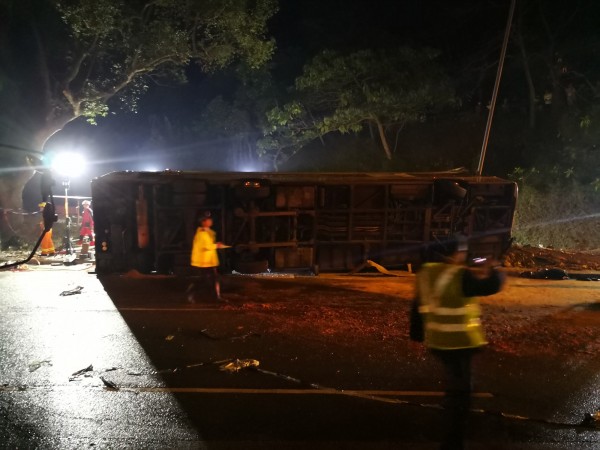 香港今天（10日）傍晚發生一起雙層巴士翻車意外，造成18死47傷，其中19人重傷。（中央社）