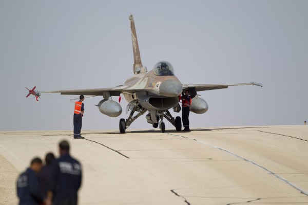 以色列F-16戰機升空發動空襲，遭敘國防空飛彈射中墜機。（美聯社）