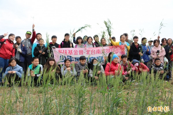 北台南家扶30位青少年今日下田體驗農夫生活，透過認識土地，希望將來能返鄉投入新的活力。（記者王涵平攝）