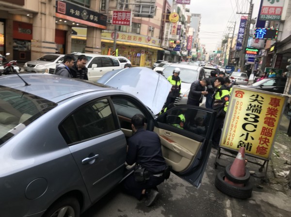 中壢警方出動快打部隊合力追贓車，偷車嫌犯也被嚇傻。（記者李容萍翻攝）